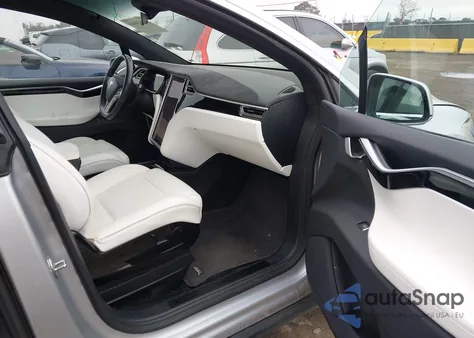 2016 Tesla Model X 60D/70D/75D/90D/P100D z USA, uszkodzony, nr VIN 5YJXCBE26GF022897